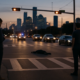 Atropello con fuga en Houston: peatón junto a una intersección urbana