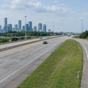 Autopista de Houston con arcén y vehículos, contexto de peatón atropellado en autopista de Houston