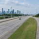 Autopista de Houston con arcén y vehículos, contexto de peatón atropellado en autopista de Houston