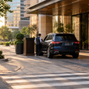 Escena de atropello por valet en Houston junto a la entrada de un hotel y un paso peatonal